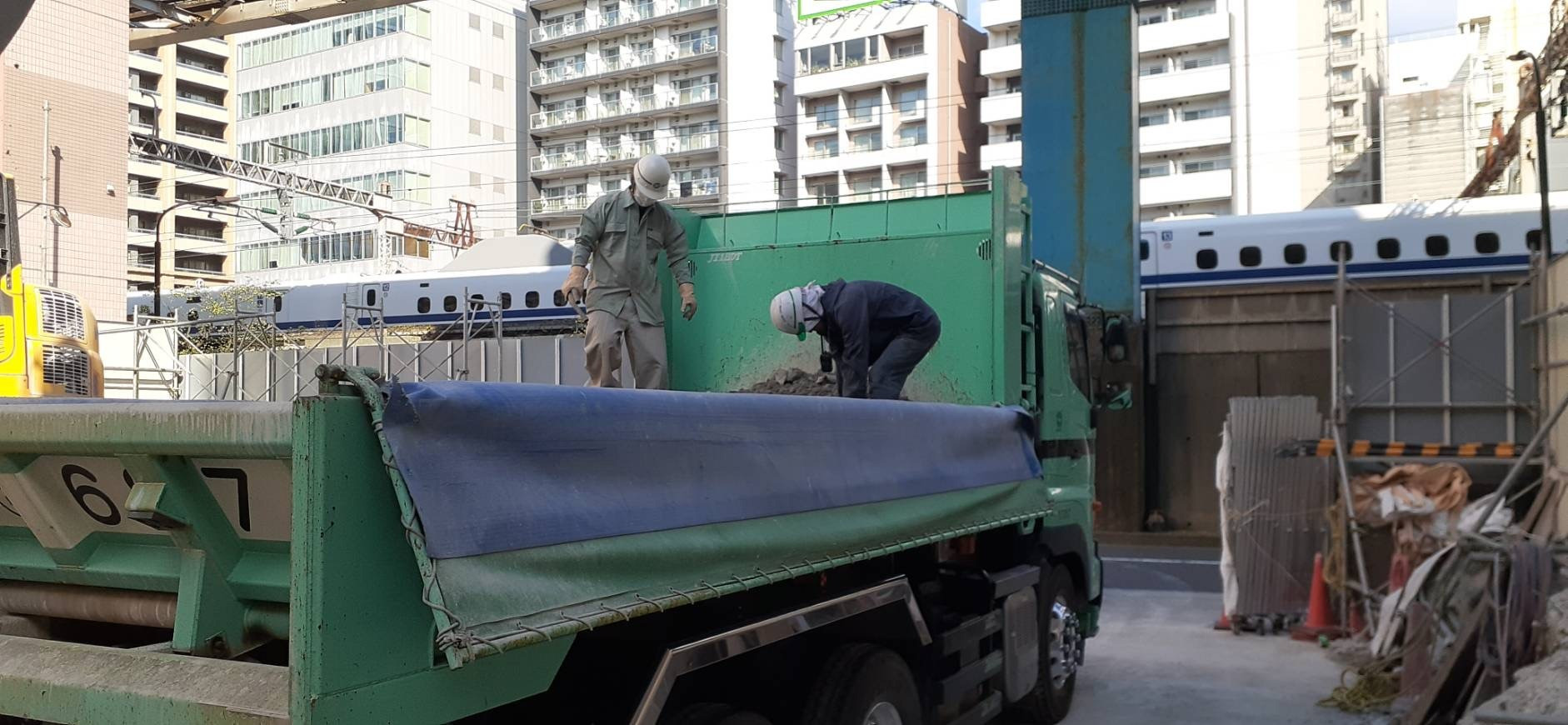 ダンプの上乗り作業